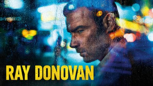 Poster zur Serie 'Ray Donovan' mit einem Porträt von Ray Donovan vor einem unscharfen, neonbeleuchteten Hintergrund.