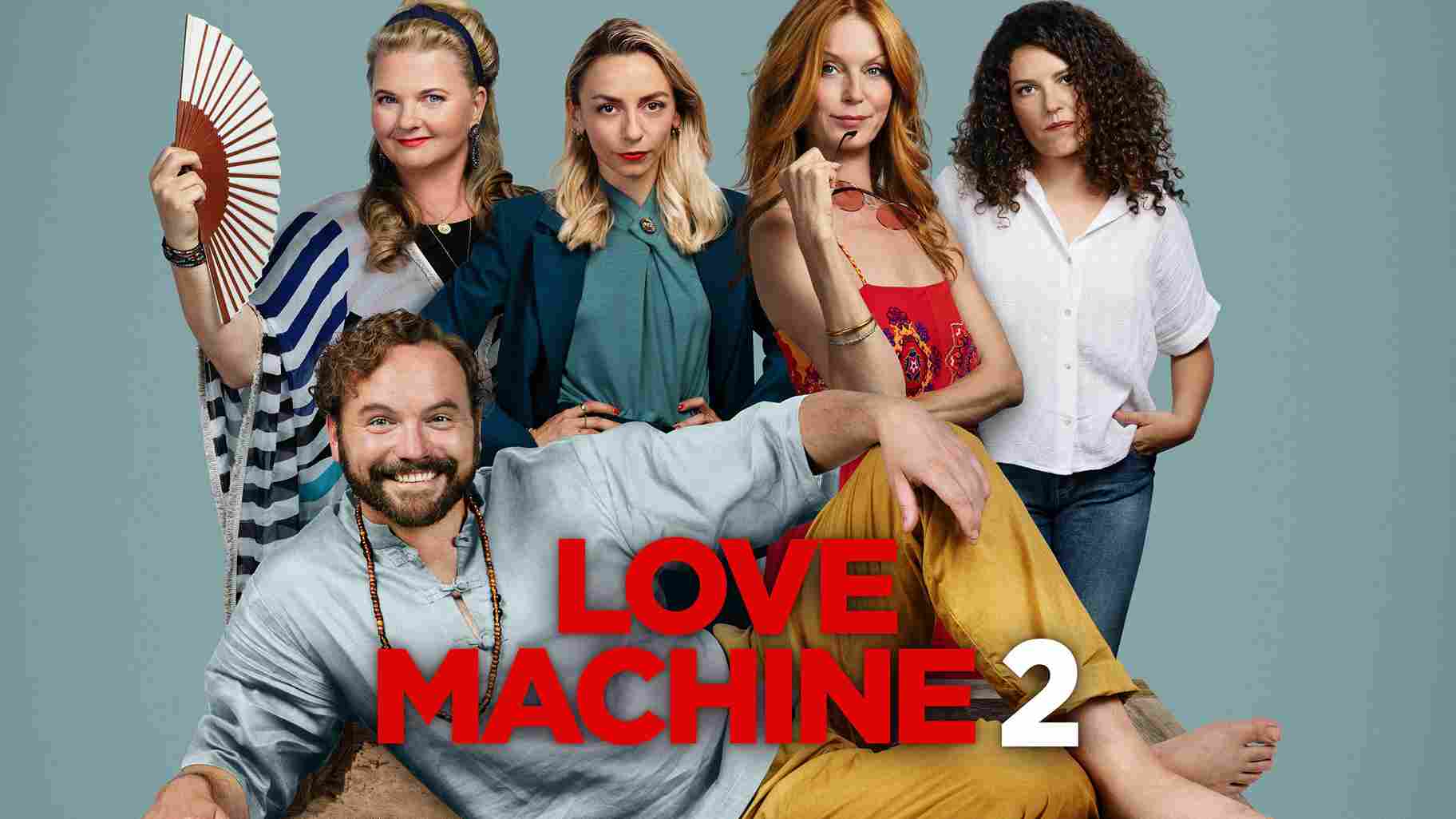 Poster für den Film 'Love Machine 2' mit einem Mann in entspannter Pose und vier Frauen im Hintergrund, stilvoll gekleidet, auf hellblauem Hintergrund.