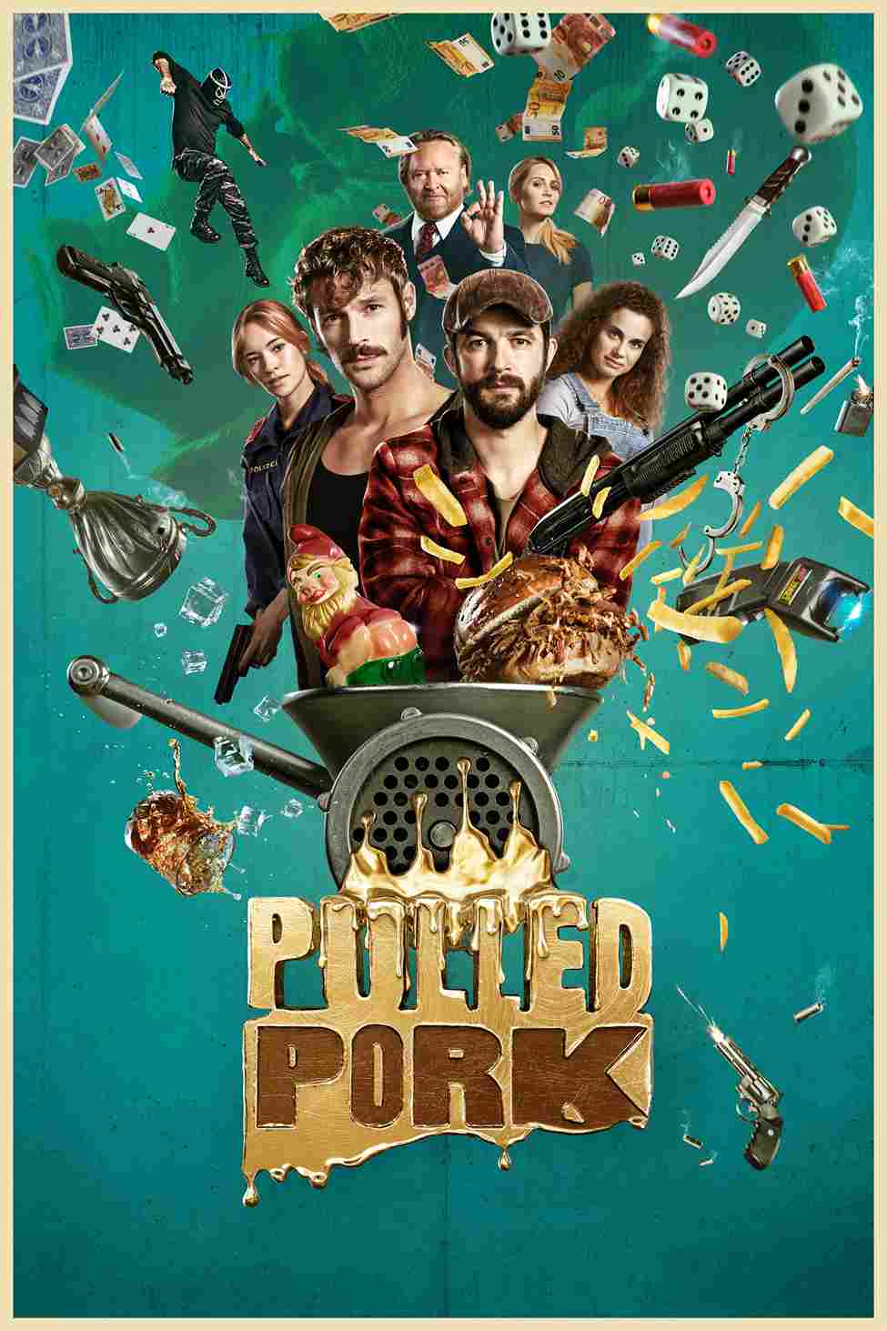 Filmplakat für 'Pulled Pork' mit einer Collage aus Charakteren, Waffen, Geldscheinen, Würfeln und einem Fleischwolf, aus dem Pommes und ein Schweinebraten herauskommen, vor einem türkisfarbenen Hintergrund.