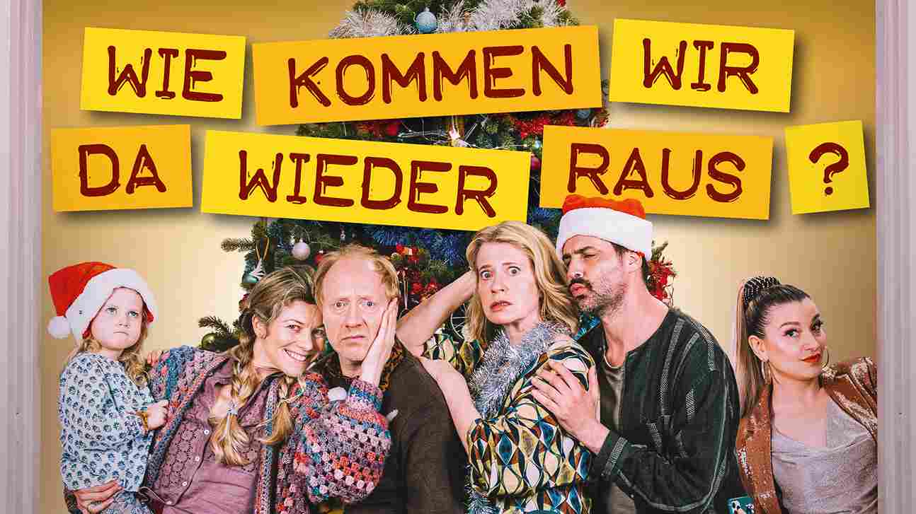 Filmplakat für 'Wie kommen wir da wieder raus?' mit einer chaotischen Familiengruppe vor einem geschmückten Weihnachtsbaum und gelben Schildern, die den Titel in handgeschriebener Schrift tragen.