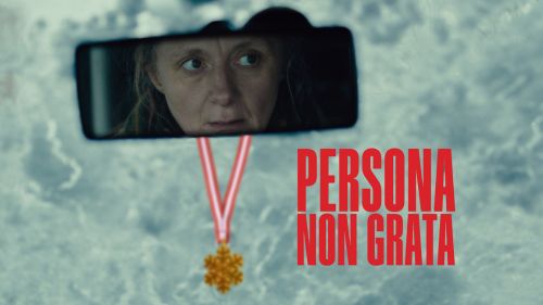 Filmplakat des Films 'Persona Non Grata' mit einer Frau, die in einem Rückspiegel zu sehen ist, und einer Medaille, die darunter hängt.