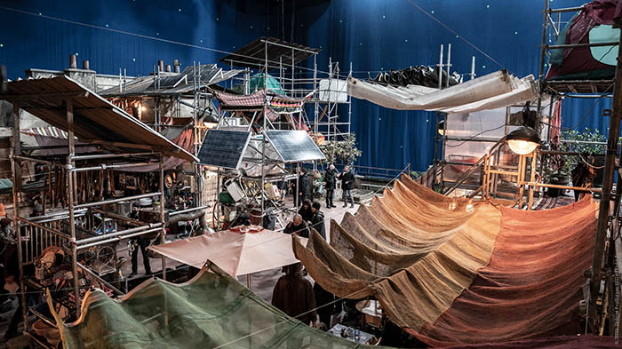 Das Filmset der Rebellen ist in einem Studio aufgebaut, der Hintergrund zeigt Bluescreens.