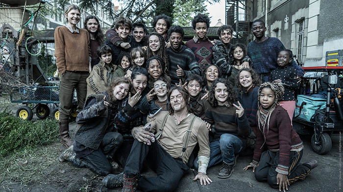 Der Cast von Daryl Dixon Staffel 1, Folge 2 posiert auf einem Gruppenfoto.