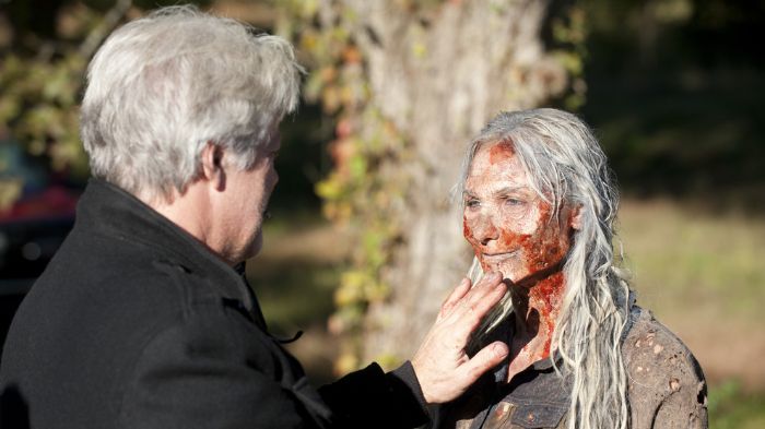 Danai Gurira lacht vornübergebeugt am Set von The Walking Dead: The Ones Who Live. Im Hintergrund sitzt lachend Co-Executive Producerin Denise Huth.