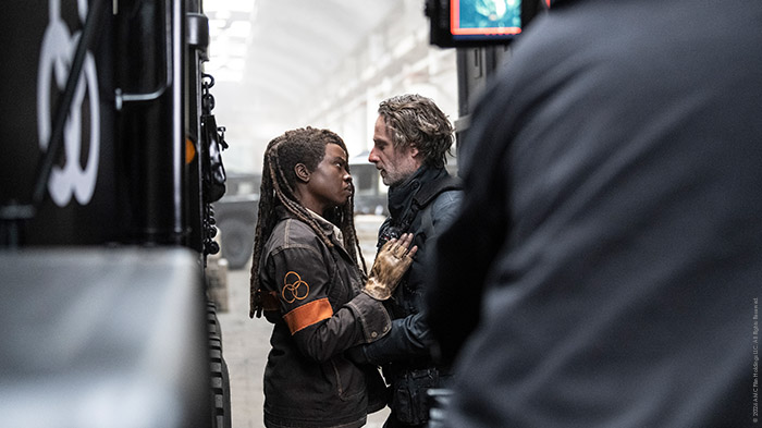 Behind-the-Scenes aus The Walking Dead: The Ones Who Live: Michonne (Danai Gurira) und Rick (Andrew Lincoln) stehen sich intensiv gegenüber, während eine Kamera die Szene filmt.