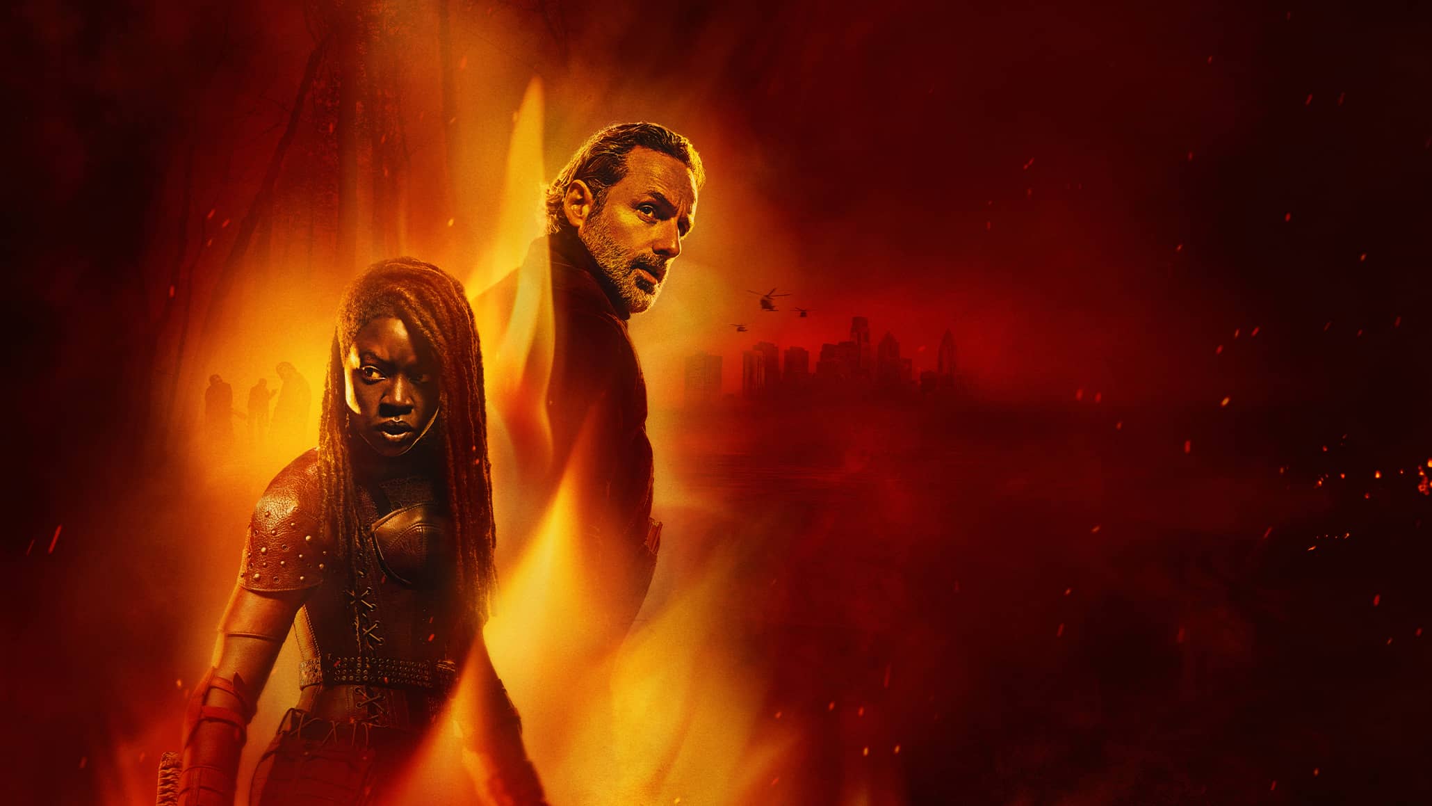 Andrew Lincoln als Rick Grimes und Danai Gurira als Michonne. Die beiden stehen Rücken an Rücken in einer feurigen, apokalyptischen Szenerie mit Zombies, Hubschraubern und einer Stadt im Hintergrund.