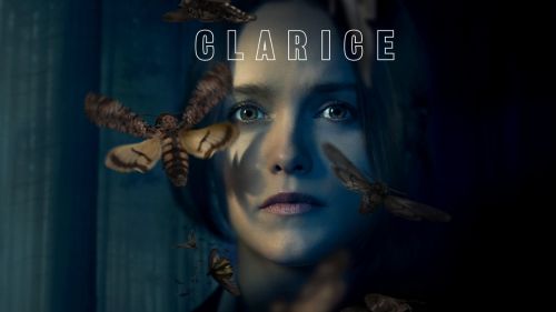 Düsteres Serienplakat zu „Clarice“ mit dem Gesicht einer Frau im Vordergrund und mehreren um sie herumschwirrenden Totenkopfschwärmern.