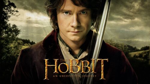Filmplakat zu „The Hobbit: An Unexpected Journey“ mit Bilbo Beutlin im Vordergrund, der ein Schwert hält, vor einer malerischen Fantasy-Landschaft.