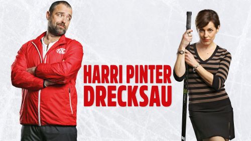Plakat zur Serie „Harri Pinter, Drecksau“ mit einem Mann im roten Sportanzug und einer Frau mit Eishockeyschläger, beide vor hellem Hintergrund mit rotem Serientitel.