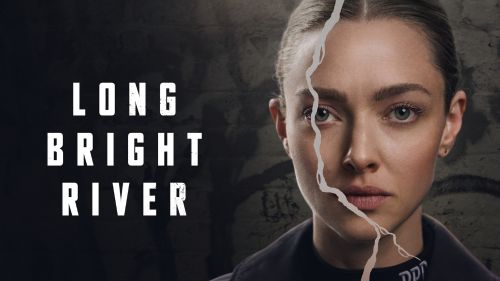 Promobild zur Serie „Long Bright River“ mit einer ernsten Frau im Vordergrund, deren Gesicht von einem Riss durchzogen ist, vor dunkler, urbaner Kulisse.