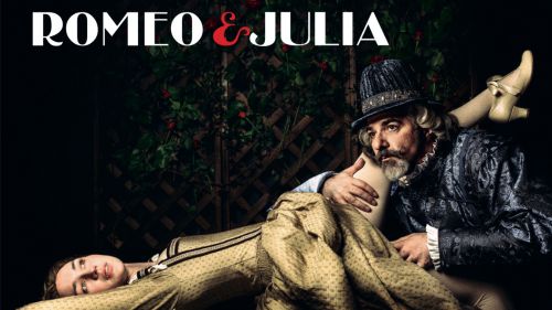 Unkonventionelles Theaterplakat zu „Romeo & Julia“ mit einer liegenden Frau in historischem Kostüm und einem älteren Mann in barocker Kleidung, der neugierig hinter ihrem Bein hervorschaut.