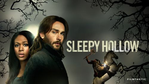 Werbegrafik zur Serie „Sleepy Hollow“ mit den Hauptfiguren im Vordergrund, düsterem Wald im Hintergrund und dem kopflosen Reiter auf einem Pferd.