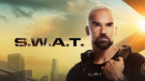 Promobild zur Serie „S.W.A.T.“ mit einem entschlossenen Mann in Polizeiuniform vor einer modernen Stadtsilhouette bei Sonnenuntergang.