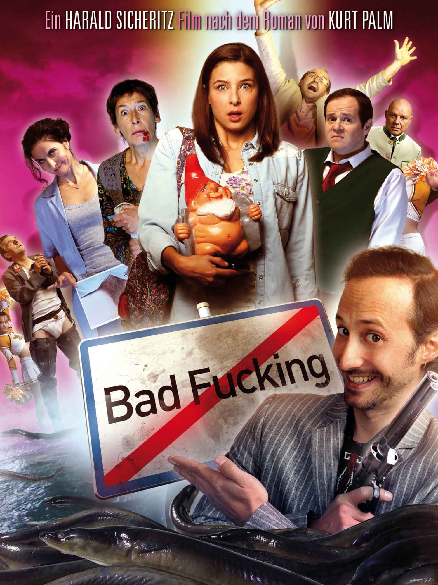 Filmplakat zur österreichischen Komödie „Bad Fucking“ mit einer Vielzahl schriller Figuren, einem Ortsschild mit durchgestrichenem Ortsnamen und surrealen Elementen wie einem Gartenzwerg und Aalen im Vordergrund.