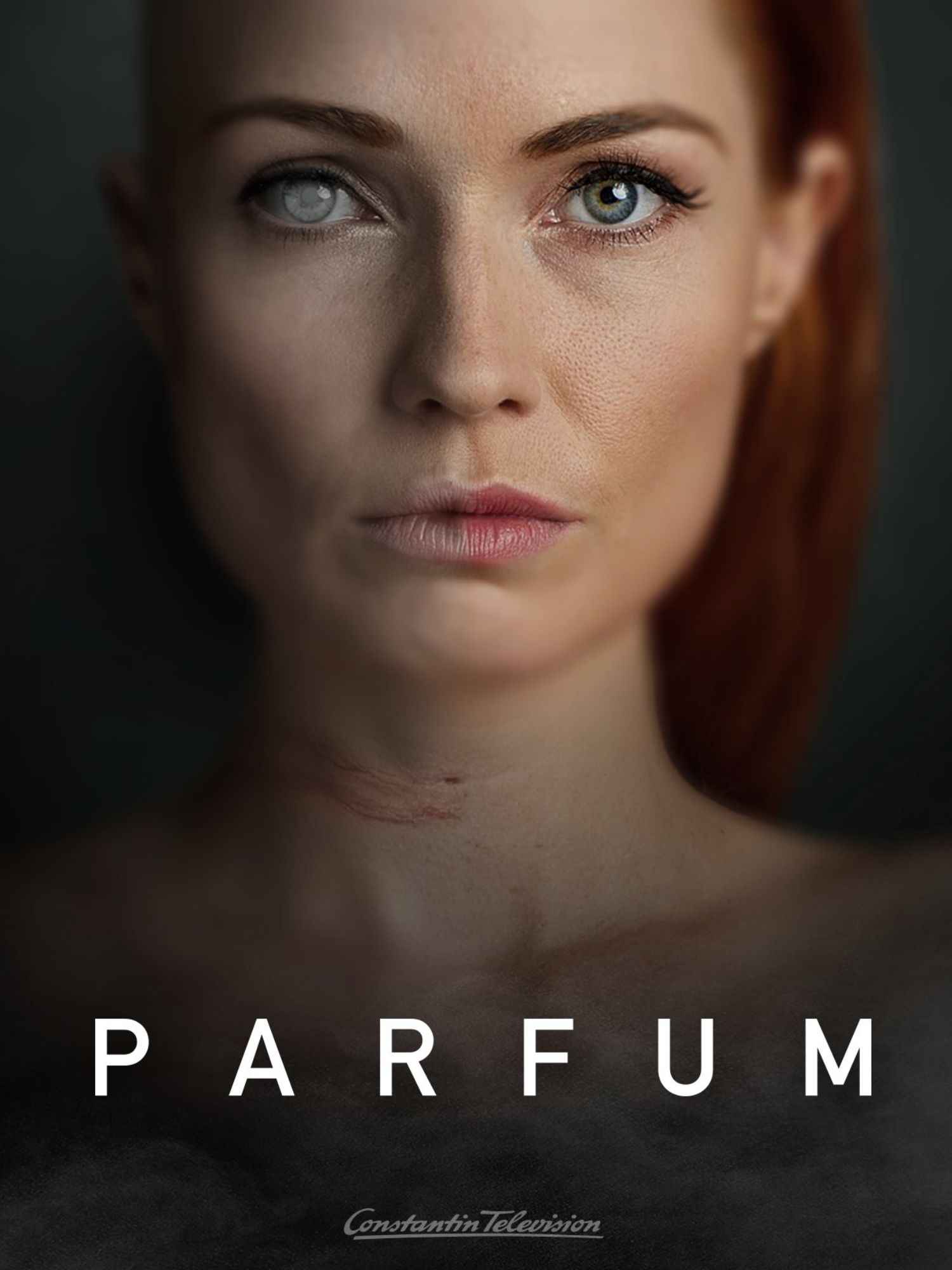 Plakat zur Serie „Parfum“ mit dem intensiven Blick einer Frau, deren Gesicht zur Hälfte kahl und deren Hals von einer Narbe gezeichnet ist; der Titel steht darunter in klarer weißer Schrift.