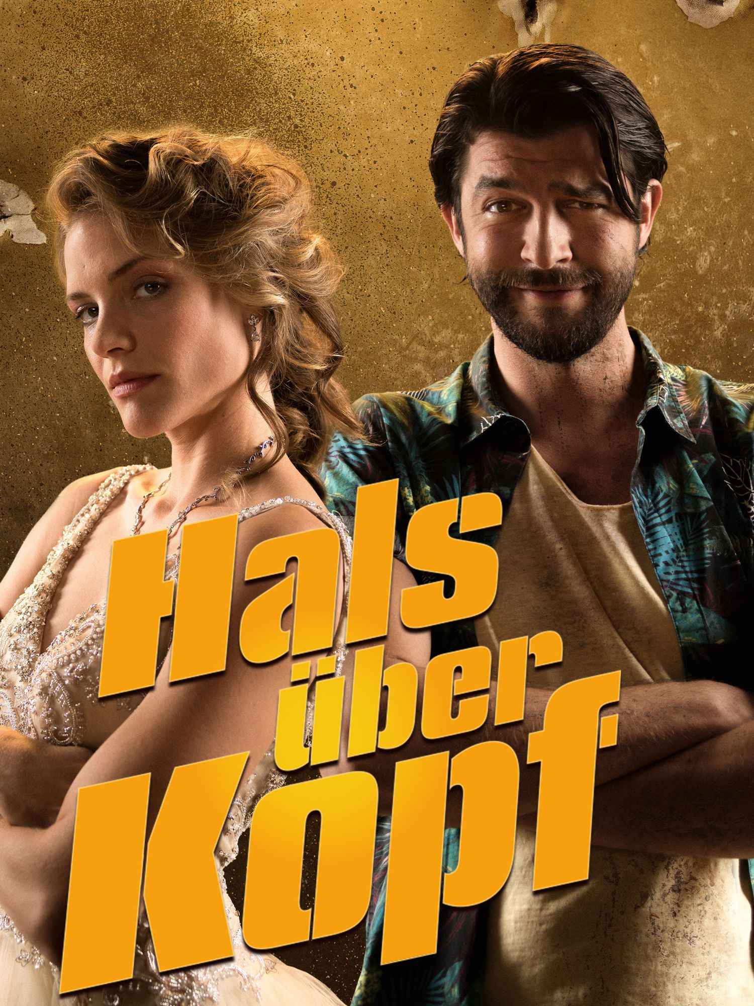 Plakat zur Serie „Hals über Kopf“ mit einer eleganten Frau im Hochzeitskleid und einem lässigen Mann in tropischem Hemd, beide vor goldfarbenem, leicht beschädigtem Hintergrund.