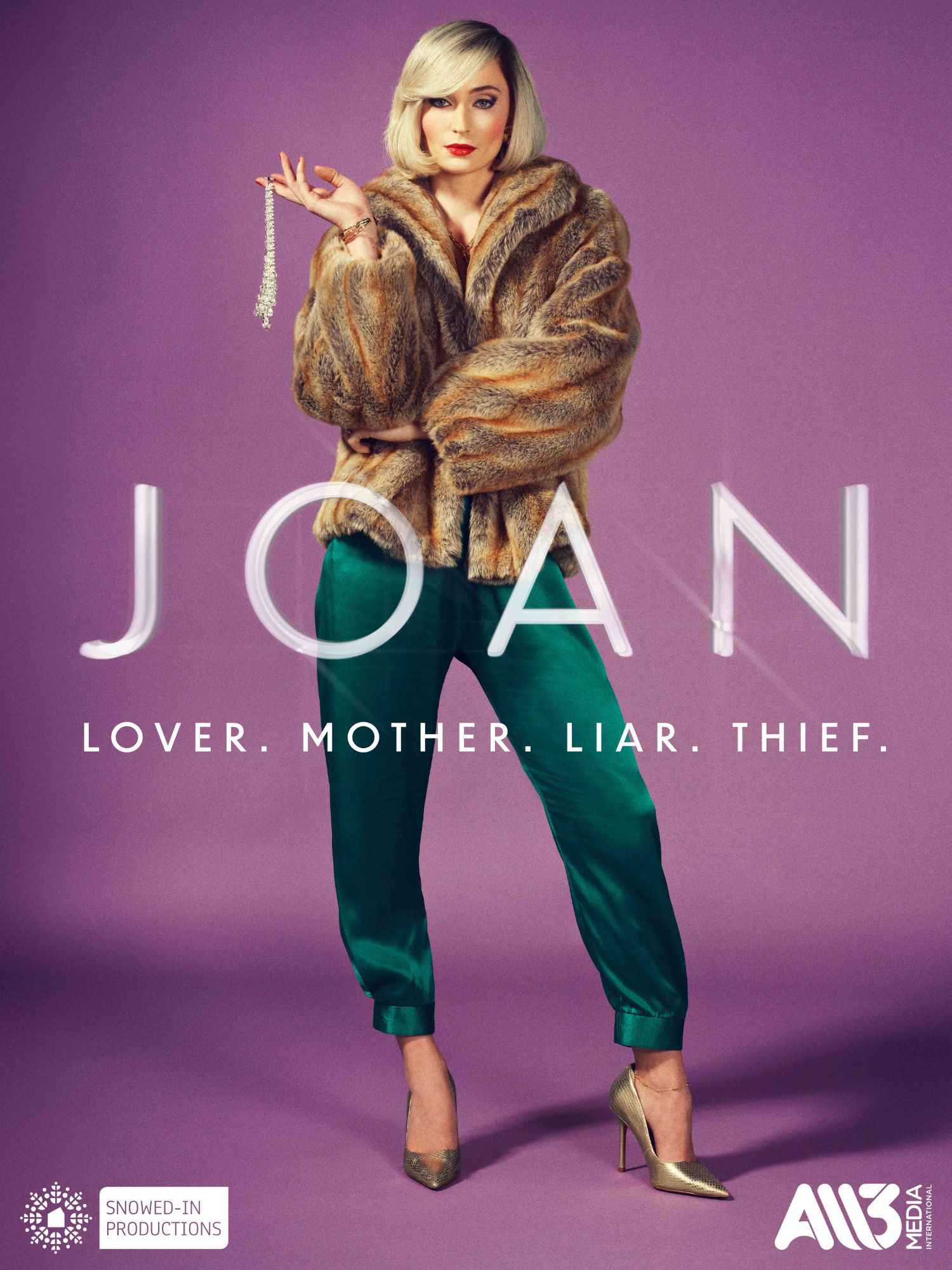 Plakat zur Serie „Joan“ mit einer eleganten Frau in Pelzmantel und grüner Seidenhose vor violettem Hintergrund, die selbstbewusst eine Perlenkette präsentiert; darunter die Worte: „Lover. Mother. Liar. Thief.“