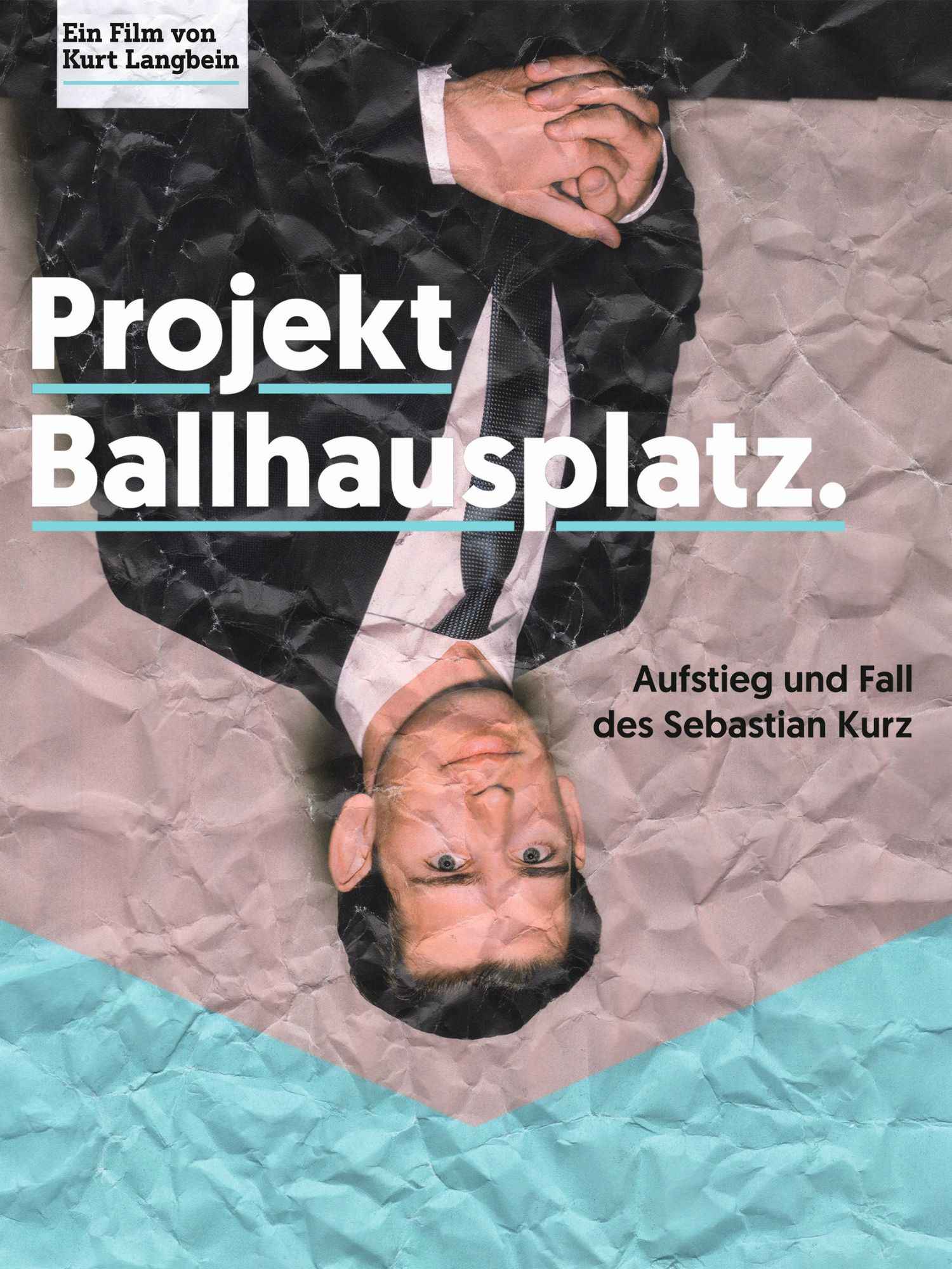 Dokumentarfilmplakat zu „Projekt Ballhausplatz“ mit einem auf dem Kopf stehenden Porträtfoto von Sebastian Kurz auf zerknittertem Papierhintergrund, darunter der Titel und der Untertitel „Aufstieg und Fall des Sebastian Kurz“.