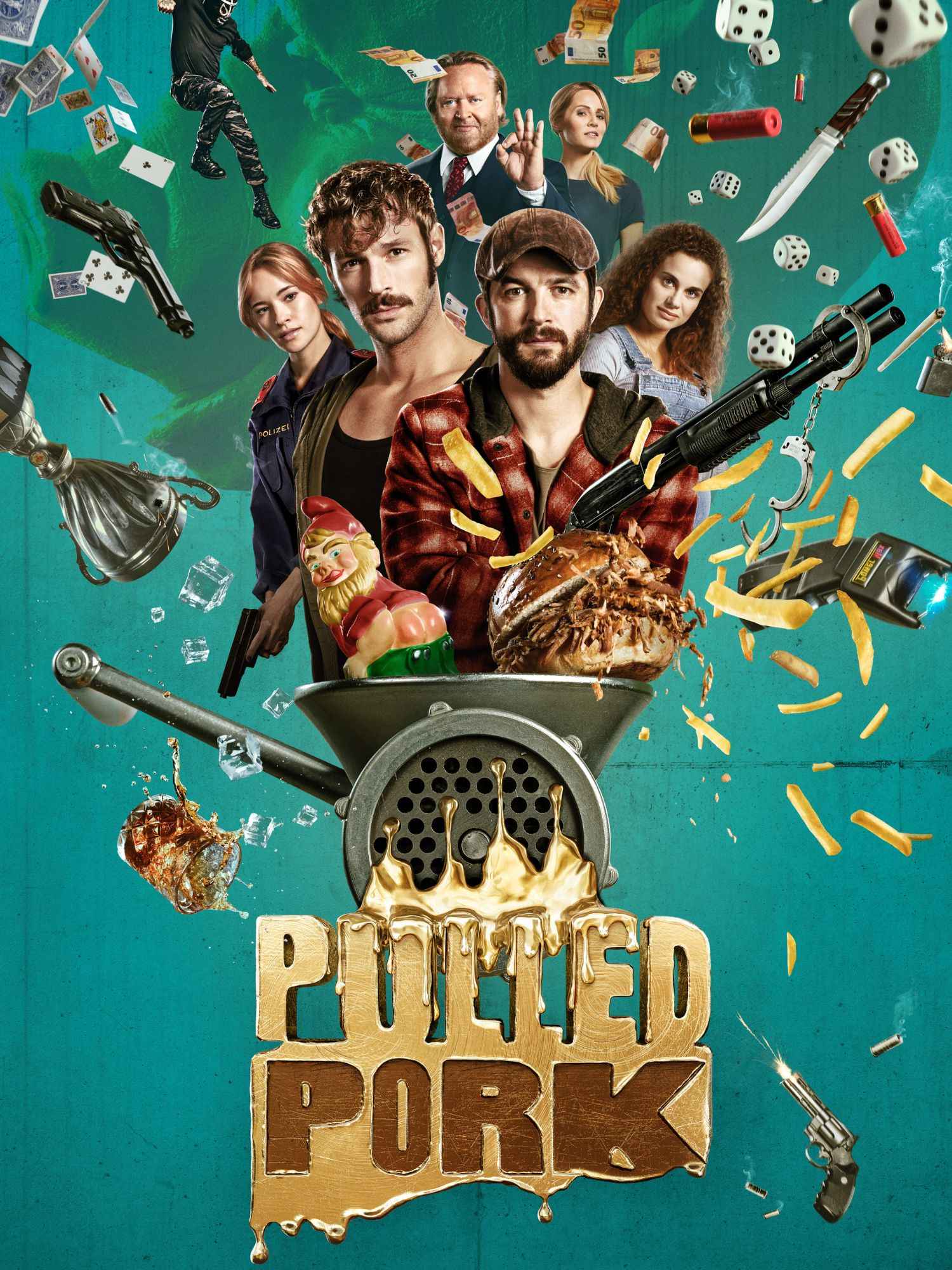 Plakat zur Actionkomödie „Pulled Pork“ mit einem bunten Mix aus Figuren und Requisiten wie Waffen, Gartenzwerg, Pommes und Geldscheinen, die alle aus einem Fleischwolf quellen, über dem der Filmtitel steht.