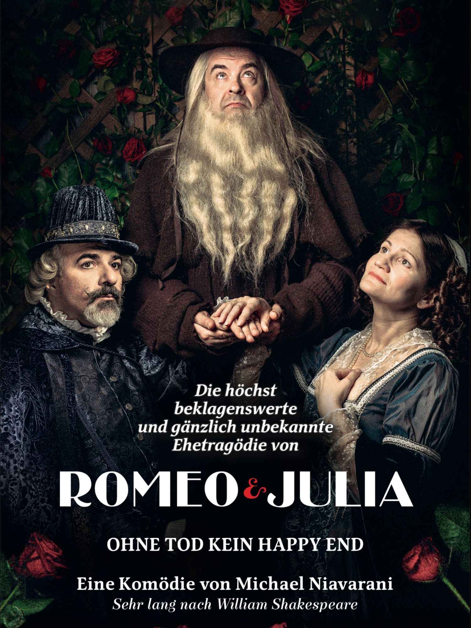 Plakat zur Theaterkomödie „Romeo & Julia“ von Michael Niavarani, mit drei skurril gekleideten Figuren vor einer Wand aus roten Rosen; in der Mitte ein bärtiger Mann mit langem Gewand, darunter der Untertitel „Ohne Tod kein Happy End“.