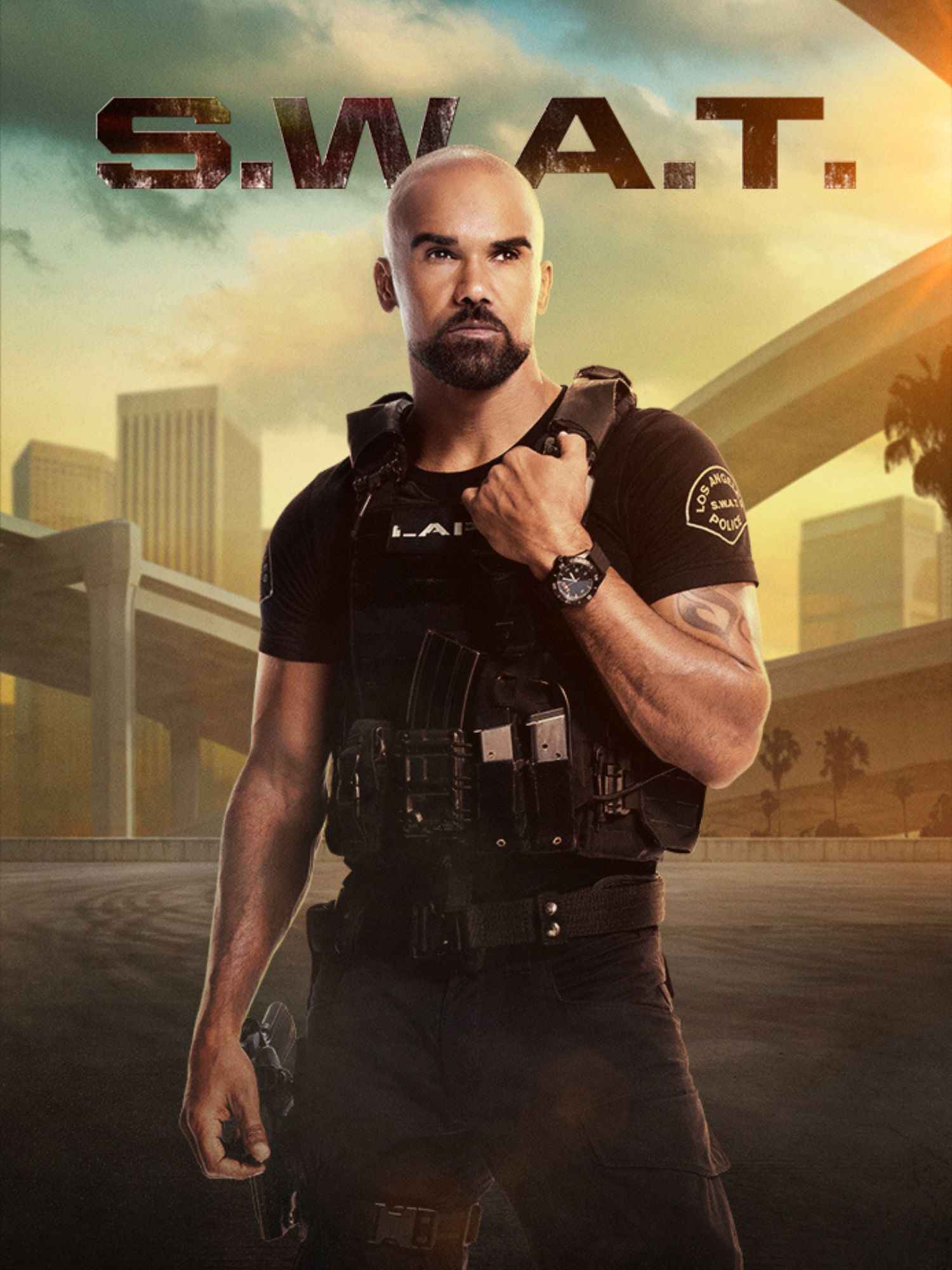 Plakat zur Serie „S.W.A.T.“ mit einem entschlossen blickenden Polizisten in Einsatzkleidung und kugelsicherer Weste, vor urbaner Kulisse bei Sonnenuntergang.