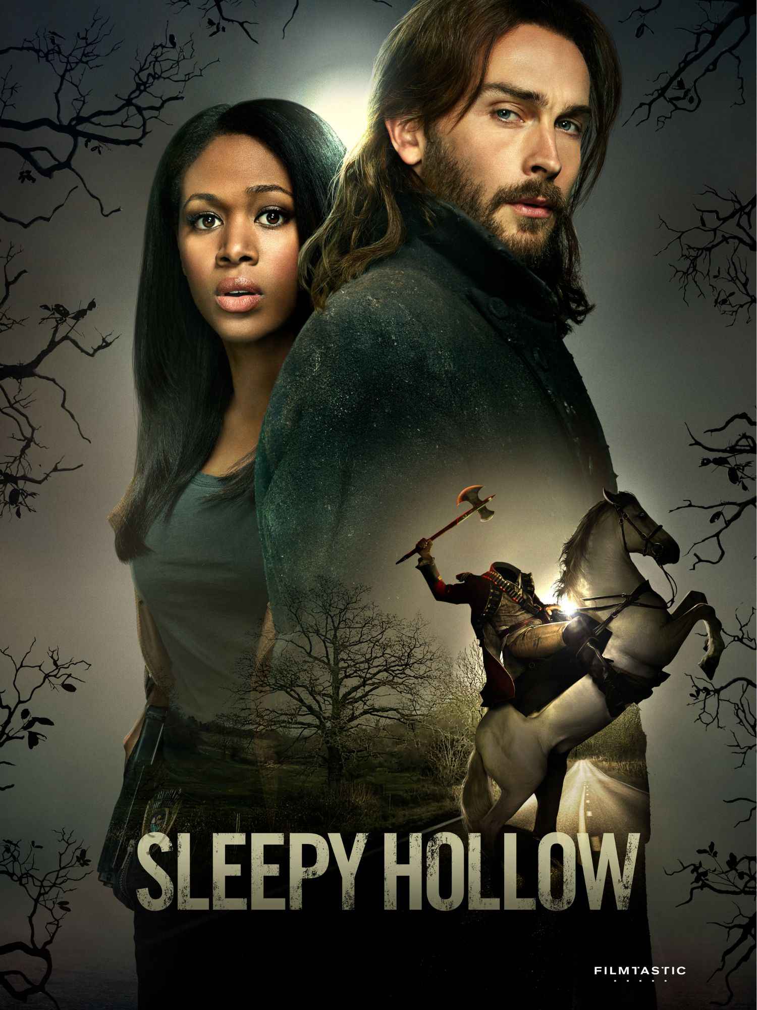 Plakat zur Mysteryserie „Sleepy Hollow“ mit einem Mann und einer Frau Rücken an Rücken im Vordergrund, dahinter eine düstere Landschaft mit dem kopflosen Reiter auf einem weißen Pferd.