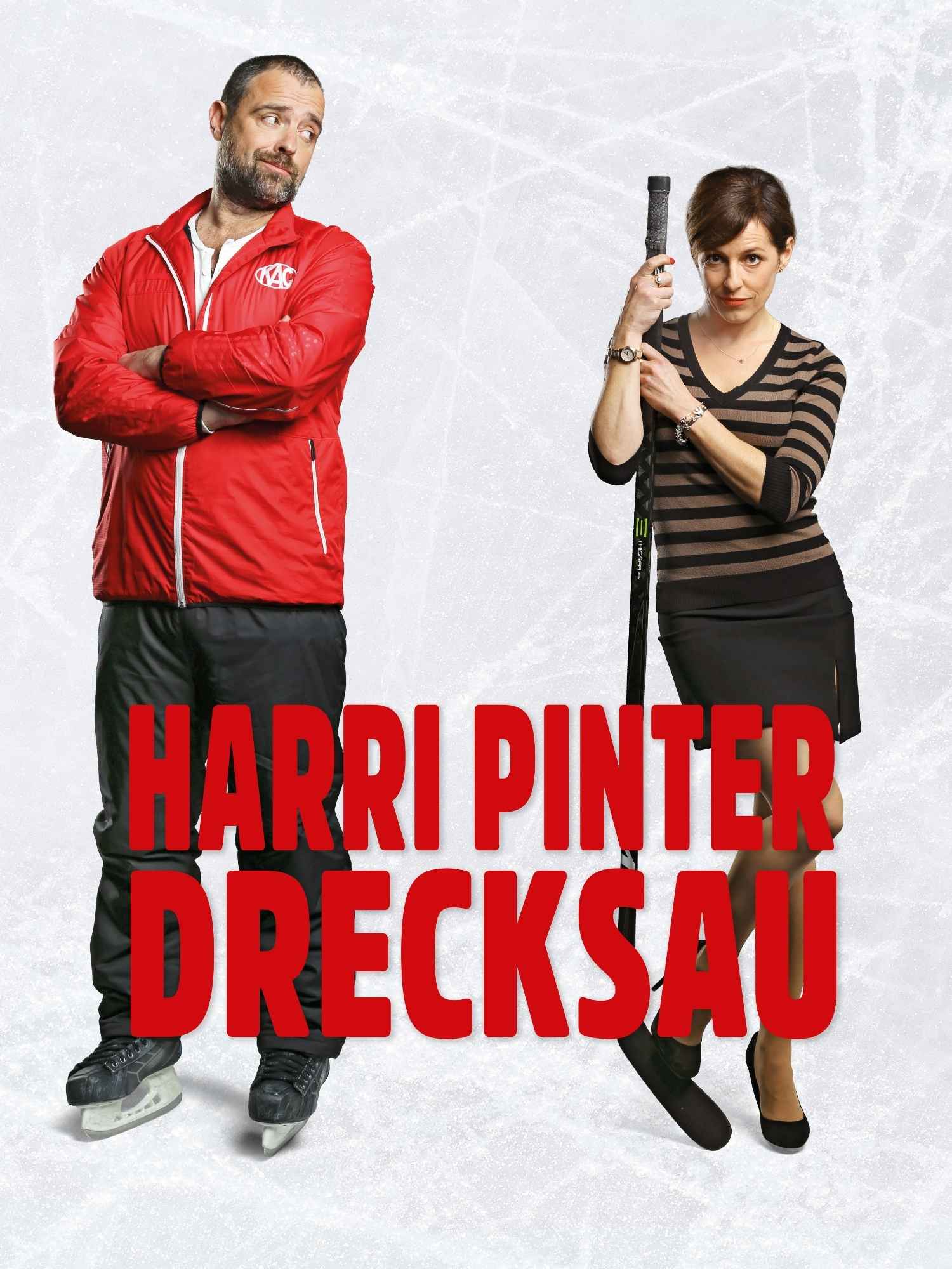 Key Art zum Film „Harri Pinter Drecksau“: Ein Mann in roter Jacke mit Schlittschuhen steht neben einer Frau mit Eishockeyschläger auf einer Eisfläche.