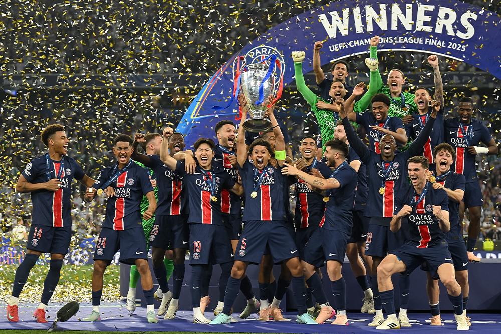 PSG-Spieler jubeln nach dem Champions-League-Final­sieg 2025 mit Pokal und Konfetti Deutsch Bildtitel: PSG Champions-League-Sieg 2025